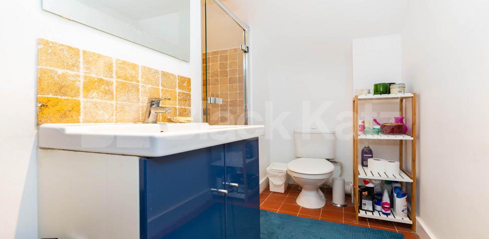 			SPLIT LEVEL 2 BED, 2 Bedroom, 1 bath, 1 reception Flat			 Cornwall Road, FINSBURY PARK